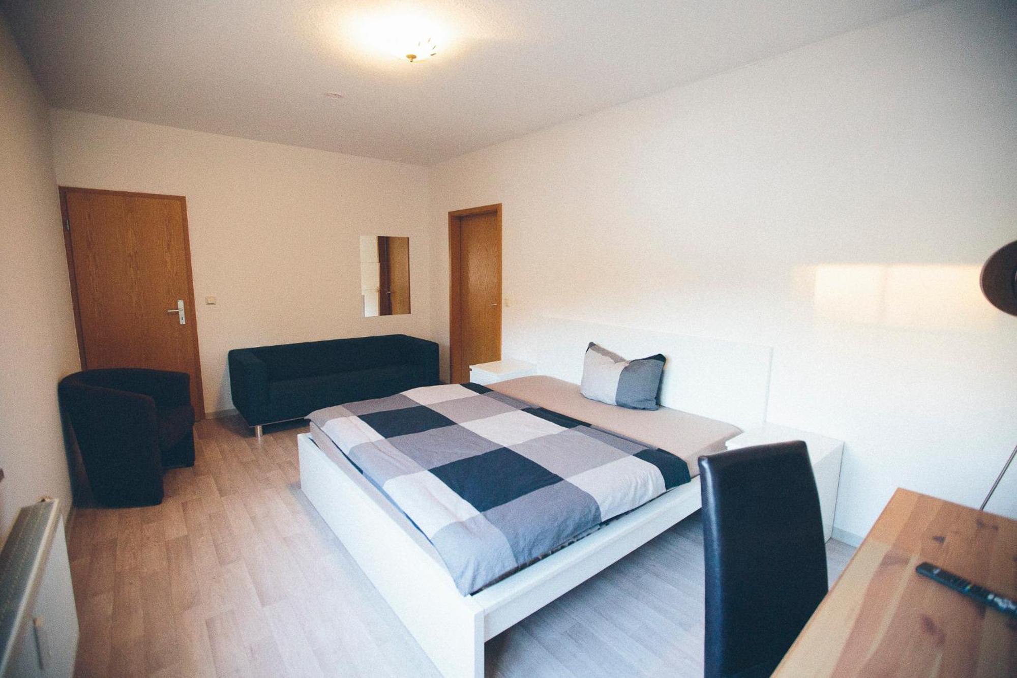 Grosse & Voll Ausgestattete Apartments, Studios, Doppelzimmer, Workspace, Parkplatz, Netflix, Prime & Schnelles Wifi In Ruhiger Lage Mit Garten Rudolstadt Εξωτερικό φωτογραφία