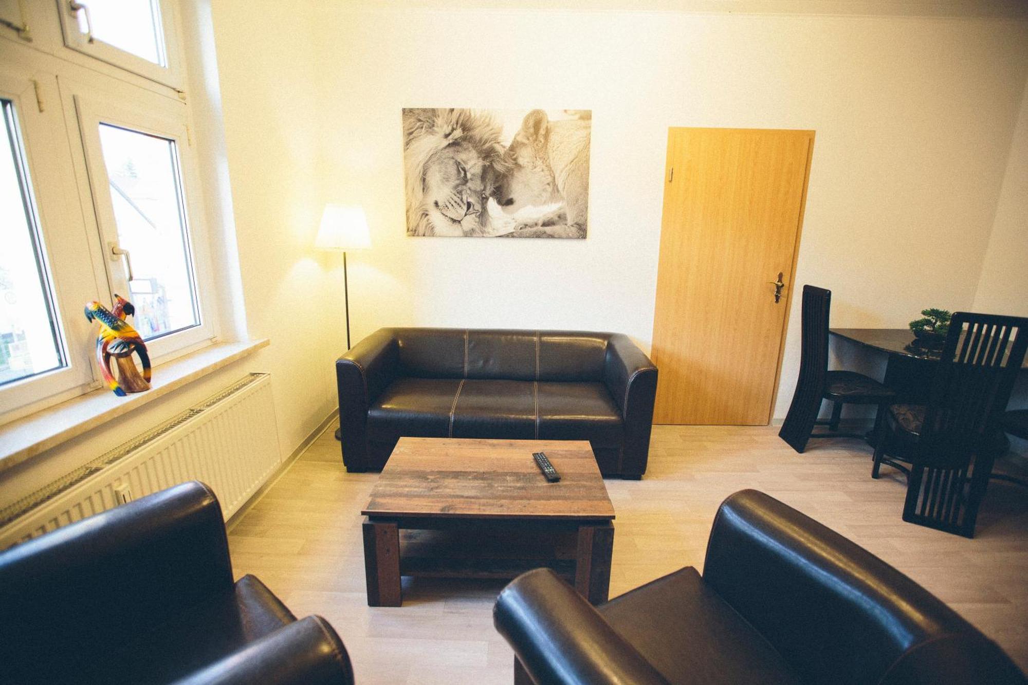 Grosse & Voll Ausgestattete Apartments, Studios, Doppelzimmer, Workspace, Parkplatz, Netflix, Prime & Schnelles Wifi In Ruhiger Lage Mit Garten Rudolstadt Δωμάτιο φωτογραφία