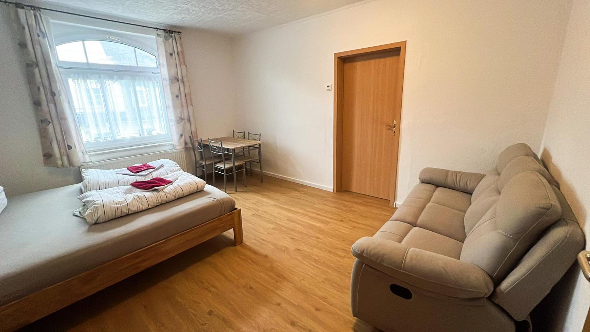 Grosse & Voll Ausgestattete Apartments, Studios, Doppelzimmer, Workspace, Parkplatz, Netflix, Prime & Schnelles Wifi In Ruhiger Lage Mit Garten Rudolstadt Δωμάτιο φωτογραφία