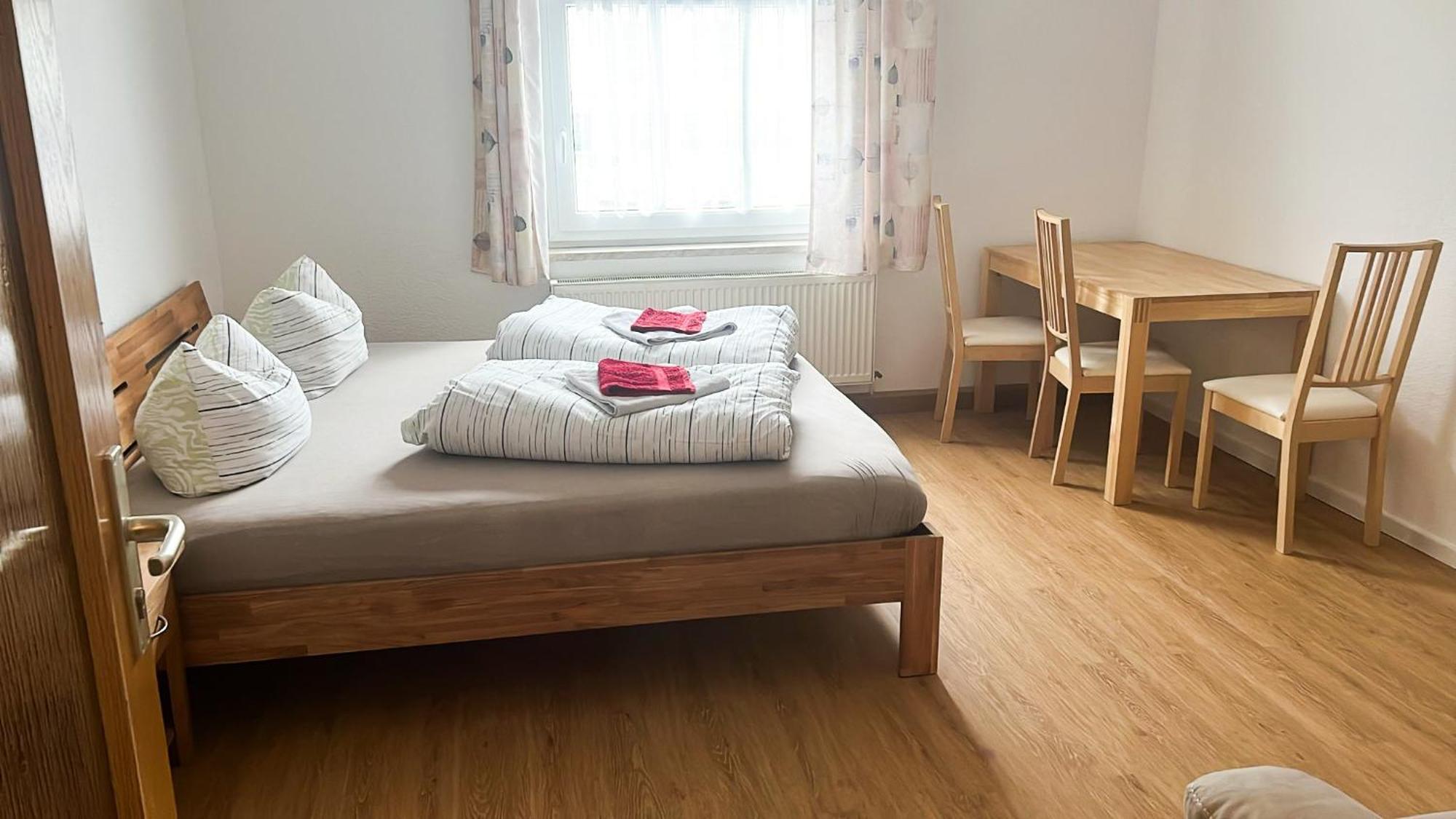 Grosse & Voll Ausgestattete Apartments, Studios, Doppelzimmer, Workspace, Parkplatz, Netflix, Prime & Schnelles Wifi In Ruhiger Lage Mit Garten Rudolstadt Δωμάτιο φωτογραφία