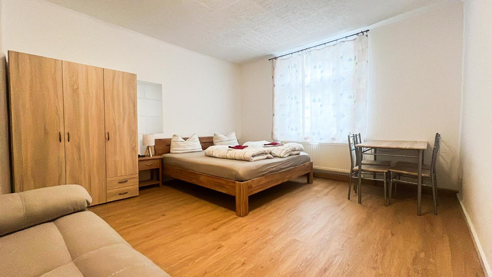 Grosse & Voll Ausgestattete Apartments, Studios, Doppelzimmer, Workspace, Parkplatz, Netflix, Prime & Schnelles Wifi In Ruhiger Lage Mit Garten Rudolstadt Δωμάτιο φωτογραφία