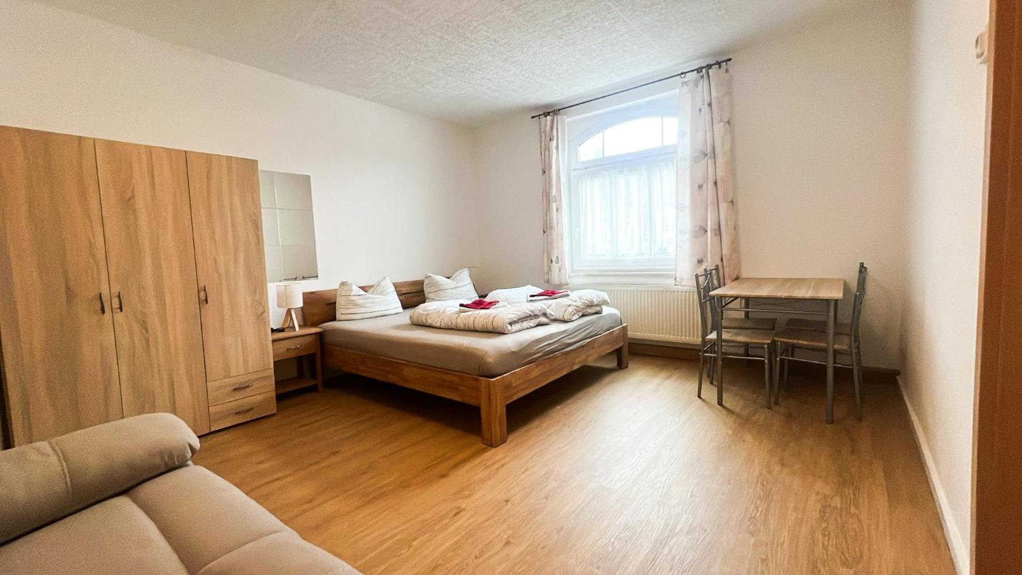 Grosse & Voll Ausgestattete Apartments, Studios, Doppelzimmer, Workspace, Parkplatz, Netflix, Prime & Schnelles Wifi In Ruhiger Lage Mit Garten Rudolstadt Δωμάτιο φωτογραφία
